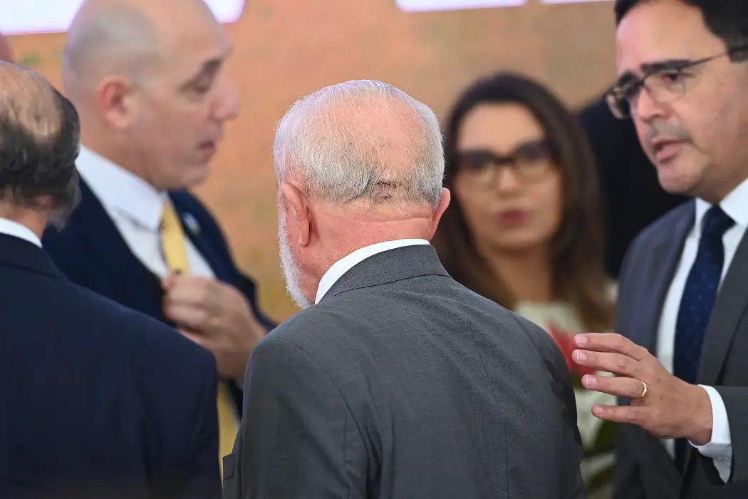 Lula aparece com pontos na cabeça em 1ª agenda pública após acidente doméstico