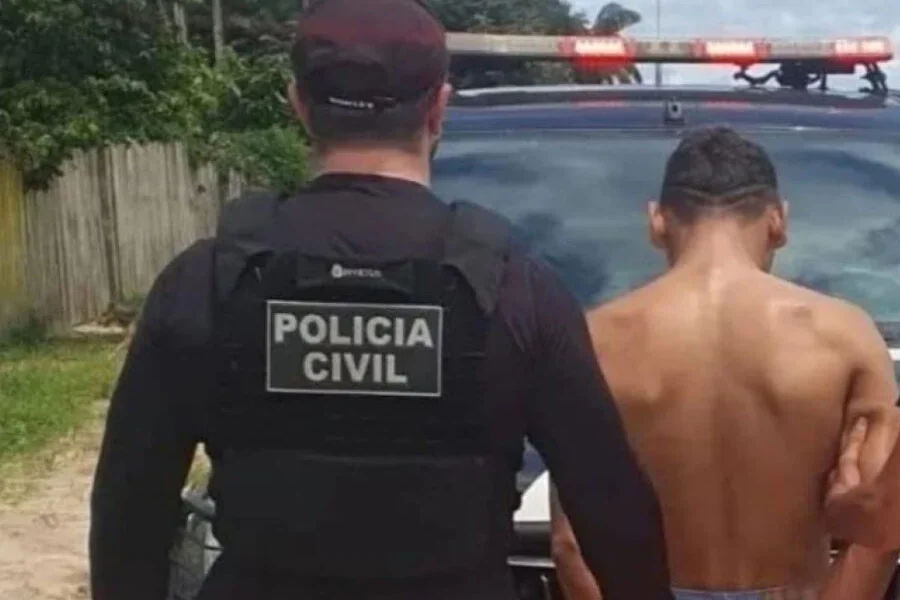 Frame-464-86-900×641 Polícia Civil do Acre captura suspeito de homicídio após intensa busca; homem foi encontrado escondido em uma canoa, no bairro Senador Pompeu, em Tarauacá. Foto: cedida.