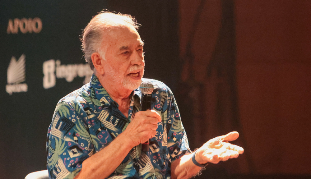 Francis Ford Coppola em sessão de perguntas e respostas para convidados no Teatro B32, nesta segunda-feira (28) • Divulgação/AGNews