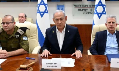 O primeiro-ministro israelense Benjamin Netanyahu (centro) realiza uma reunião com o Gabinete de Segurança após os ataques de mísseis do Irã contra Israel em Jerusalém Ocidental em 01 de outubro de 2024. O diretor do Mossad David Barnea (D) também participou da reunião • Avi Ohayon (GPO) / Handout/Anadolu via Getty Images