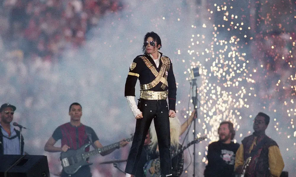 GettyImages-89038515 Michael Jackson se apresenta durante o intervalo do Super Bowl XXVII ,em 1993, no Rose Bowl, em Pasadena, Califórnia (Steve Granitz/WireImage/Getty Images)