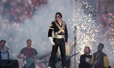 Michael Jackson se apresenta durante o intervalo do Super Bowl XXVII ,em 1993, no Rose Bowl, em Pasadena, Califórnia (Steve Granitz/WireImage/Getty Images)