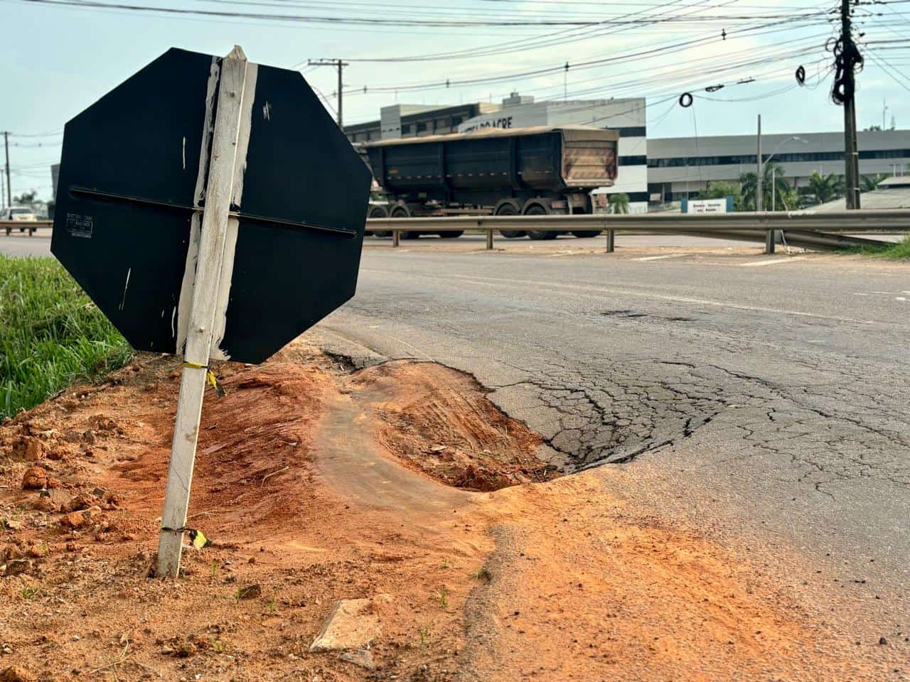 Após reparo, novo buraco surge na rotatória da Uninorte com risco de acidentes