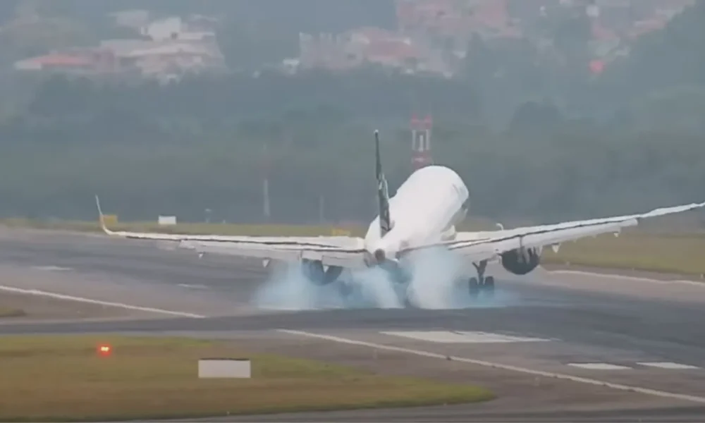 Airbus A321 da Azul teve dificuldade ao pousar em Guarulhos (SP) • Reprodução/SBGR Live