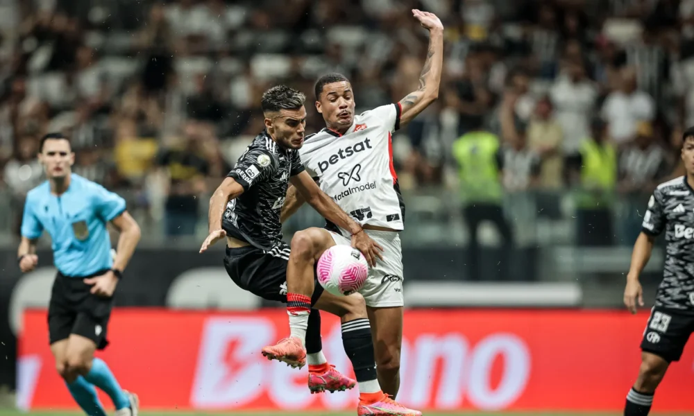 Serie-A-e1728164431110 Atlético-MG e Vitória empataram por 2 a 2 neste sábado (5) • Pedro Souza/Atlético-MG