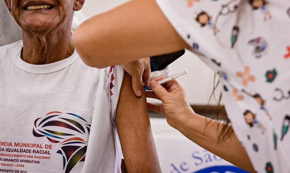 WhatsApp-Image-2023-02-25-at-09.10.59-1024×682 Vacinação está disponível para toda população, a partir de 6 meses de idade . Foto: Júnior Aguiar/Sesacre