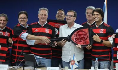 Flamengo toma posse da chave do terreno do gasômetro — Foto: Márcia Foletto / Agência O Globo