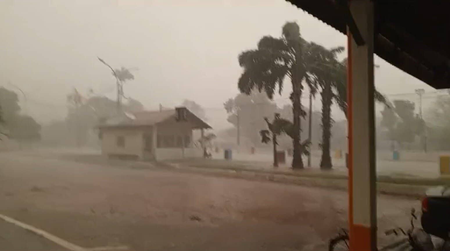 Temporal com granizo destelha casas, derruba muros e árvores em Xapuri