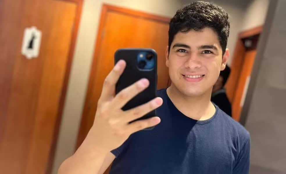 WhatsApp Image 2024-10-05 at 09.46.53 Fernando Moraes Roca Júnior, de 25 anos, morreu após ser atingido com linha de cerol enquanto dirigia em Rio Branco; caso ocorreu em 5 de outubro de 2023 — Foto: Arquivo pessoal/Cedida pela família