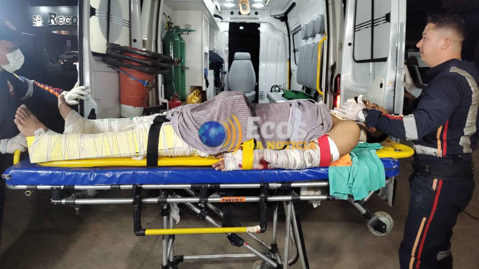 Colisão entre carro e moto deixa frentista ferido na AC-40