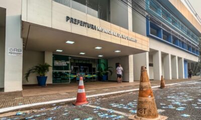 Santinhos jogados ao chão em frente à prefeitura de Rio Branco I Foto: Whidy Melo/ac24horas