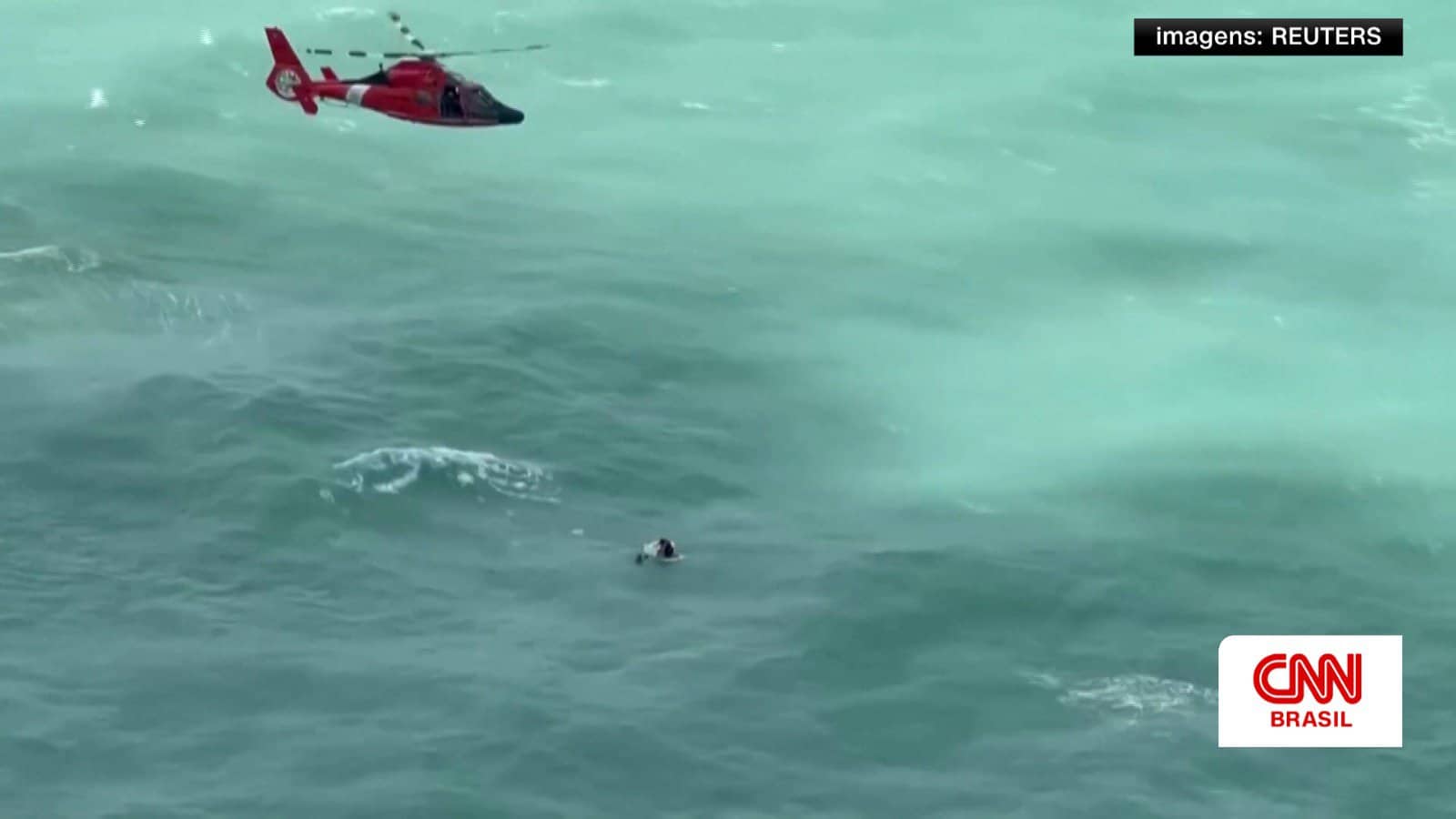 Homem é salvo flutuando em “cooler” a 50 km da costa em meio a passagem de furacão