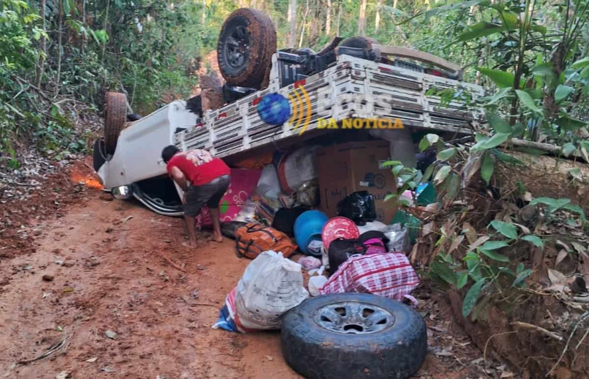 Caminhonete que levava moradores capota na zona  rural de Sena Madureira