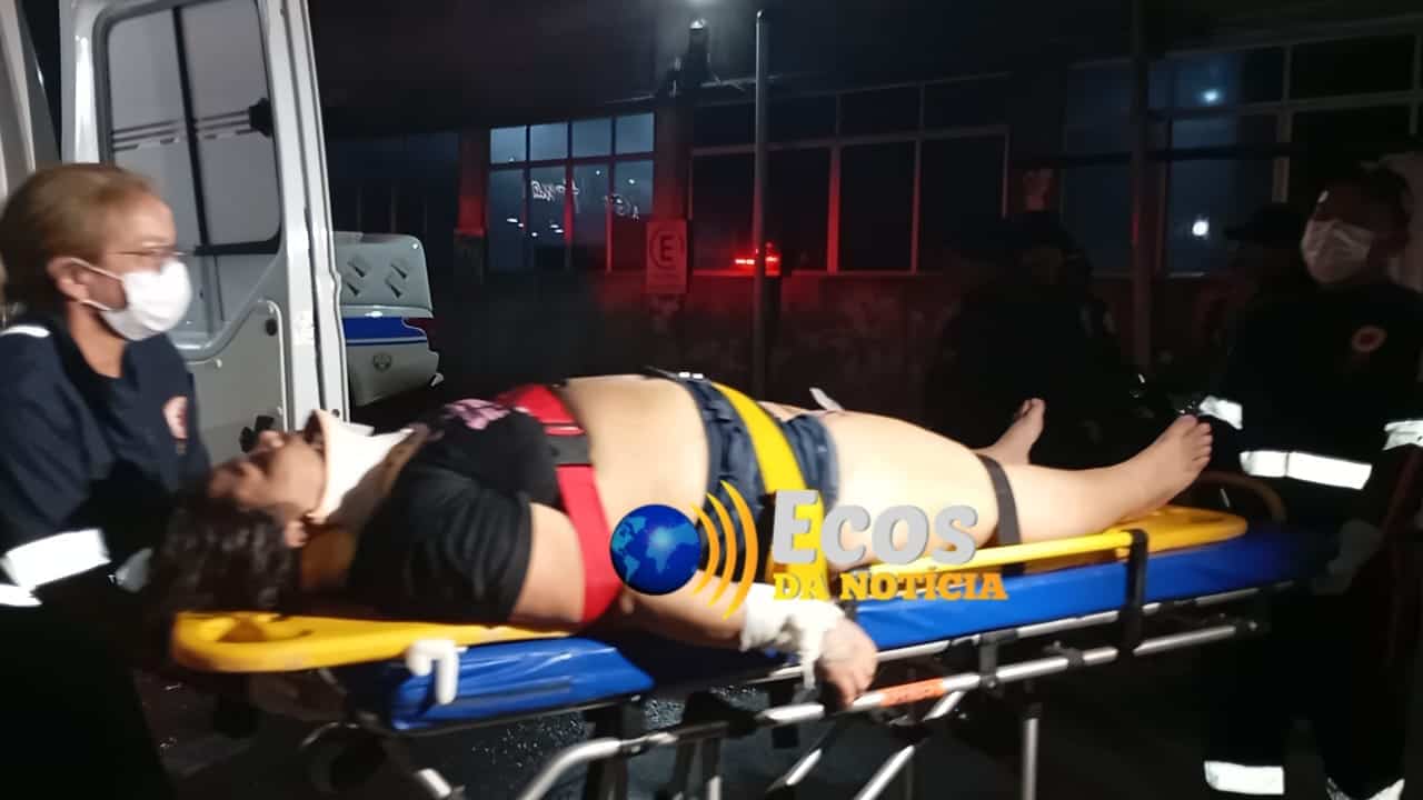 Motociclista desobedece ordem de parada, tenta fugir da polícia e colide com a traseira de carro no Segundo Distrito