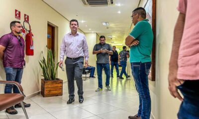 Policiais militares à paisana, à esquerda e à direita. Coronel Bino no centro, de camisa com mangas longas I Whidy Melo/ac24horas