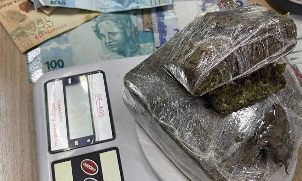 WhatsApp Image 2024-10-19 at 17.05.30 A Polícia Civil do Acre, através da Denarc e Draco, realiza operação no bairro Ivete Vargas, resultando na prisão de dois suspeitos de tráfico de drogas e apreensão de substâncias ilícitas. Foto: cedida.