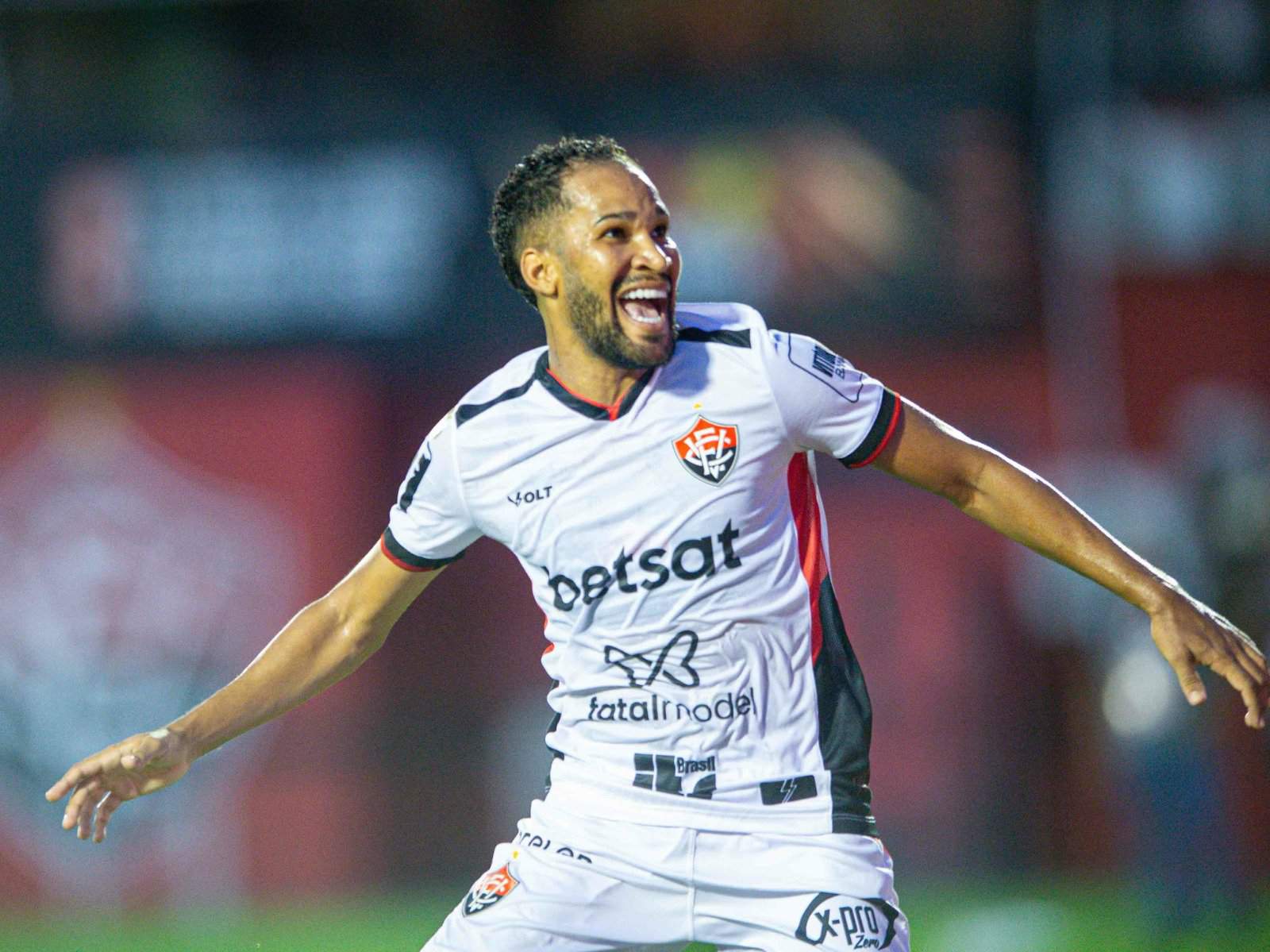 Vitória bate o Red Bull Bragantino e devolve o Corinthians para o Z4 do Brasileirão