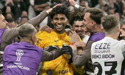 Hugo Souza é celebrado por companheiros de Corinthians — Foto: NELSON ALMEIDA / AFP