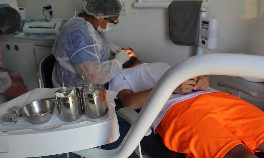 Detento sendo atendido dentro de Van no Complexo Penitenciário de Rio Branco. Foto: Zayra Amorim