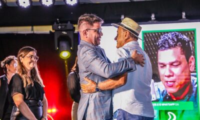 WhatsApp-Image-2024-10-22-at-17.24.22-1-1000×600 Gladson abraça o prefeito Bocalom - Foto: Sérgio Vale