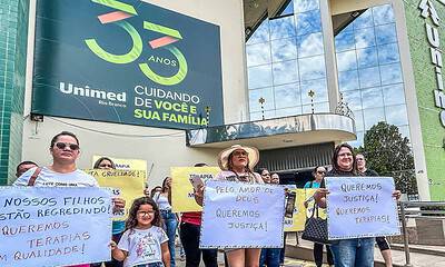WhatsApp-Image-2024-10-23-at-11.57.30-2048×1152 Mães levantam cartazes em frente à sede administrativa da Unimed em Rio Branco I Whidy Melo/ac24horas