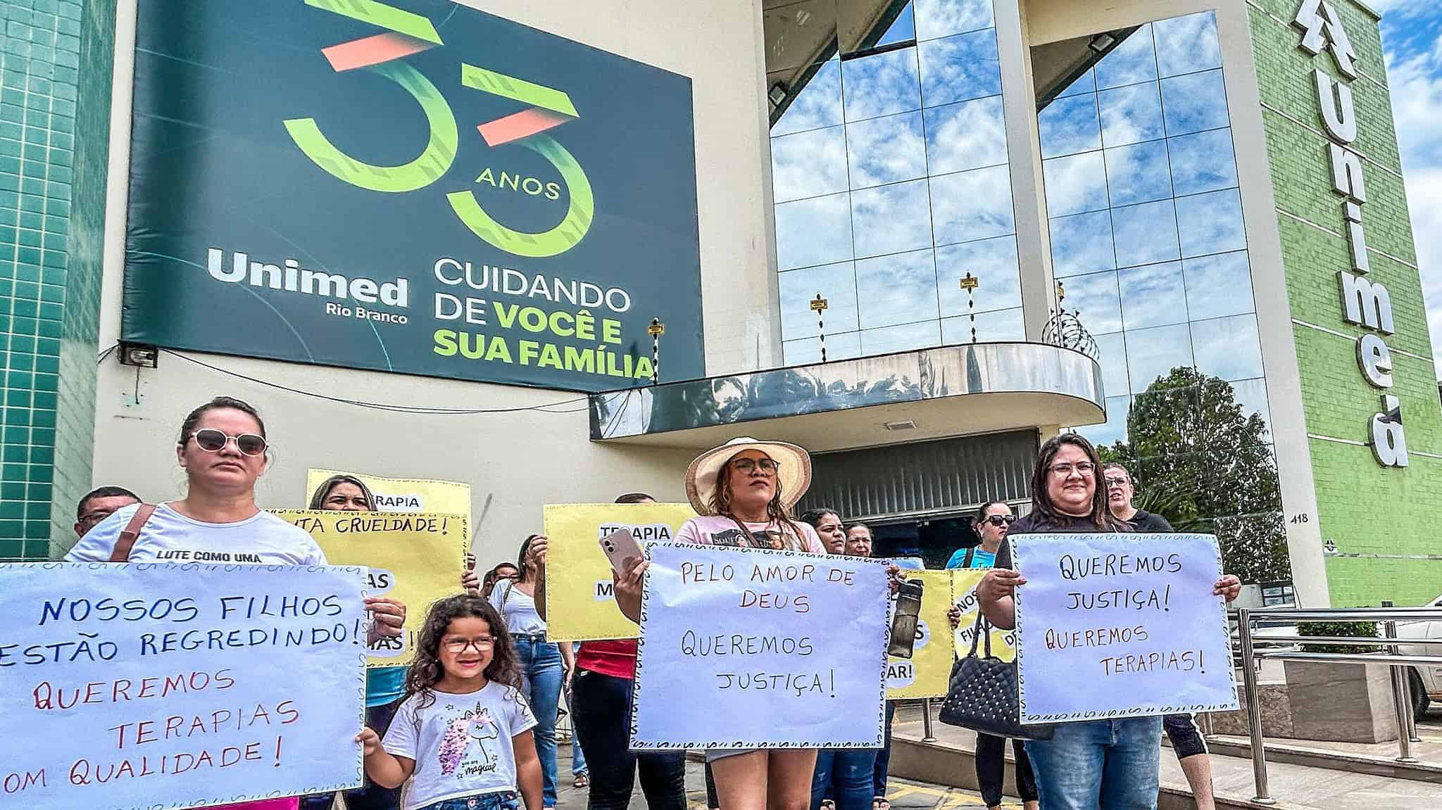 Mães de crianças portadoras de necessidades protestam na Unimed por falta de terapias