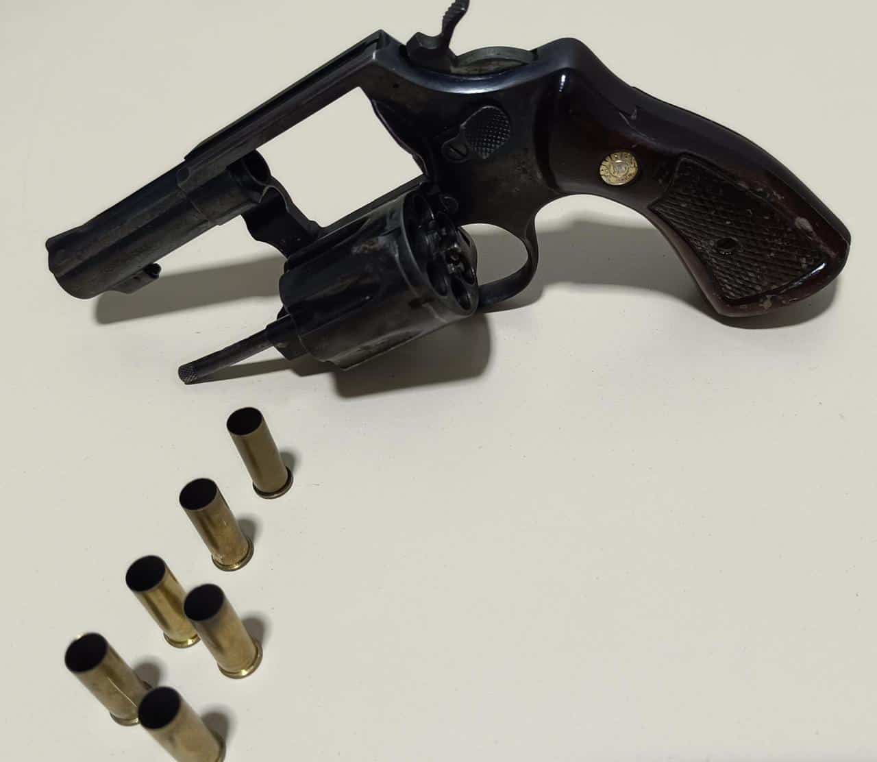 Polícia Militar prende homem por porte ilegal de arma de fogo no bairro Manoel Julião