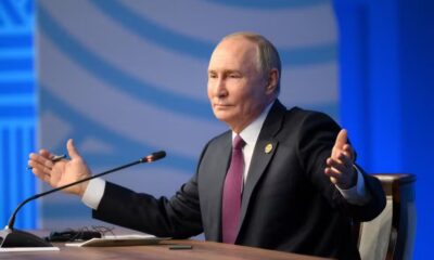 O presidente russo, Vladimir Putin, conversa com jornalistas durante a reunião de cúpula dos Brics em Kazan, na Rússia — Foto: Alexandr Kryazhev/BRICS-RUSSIA2024/Reuters