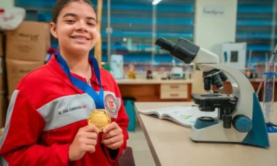 Cursando o 9º ano do fundamental, Ana Carolina conquistou medalha de ouro na Olimpíada Feminina de Química. Foto: Neto Lucena/Secom