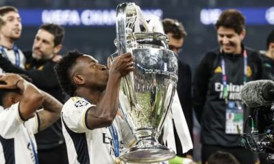 Vini Jr com o troféu da Champions League 2023/24 — Foto: ANP via Getty Images