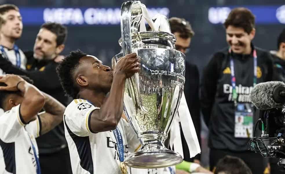 WhatsApp Image 2024-10-28 at 13.03.26 (1) Vini Jr com o troféu da Champions League 2023/24 — Foto: ANP via Getty Images