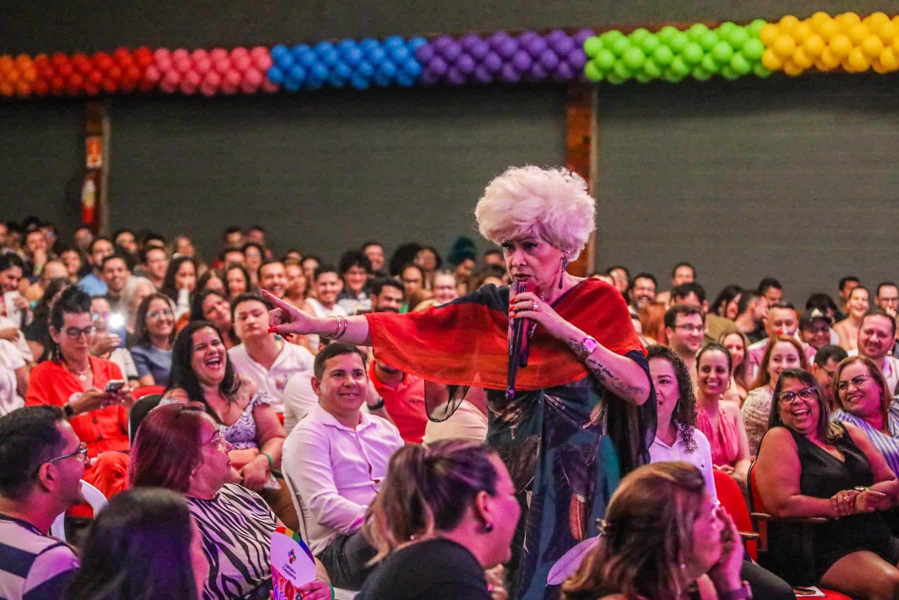 Peça teatral de Nany People reúne milhares no auditório do Detran em Rio Branco