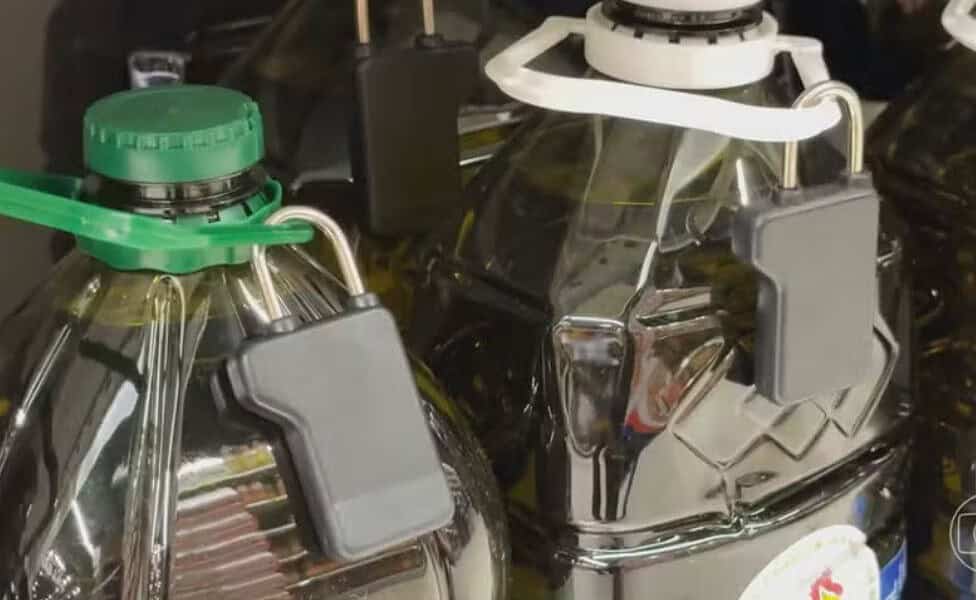 ‘Ouro líquido’: aumento do preço do azeite faz supermercados colocarem proteção antifurto nas garrafas do produto — Foto: Fantástico/ Reprodução
