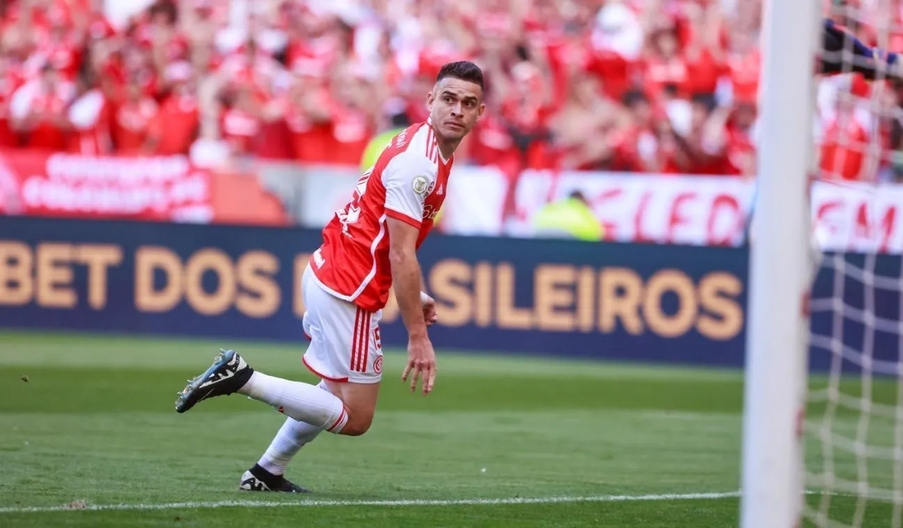 Internacional vence o clássico contra o Grêmio e entra no G6 do Campeonato Brasileiro