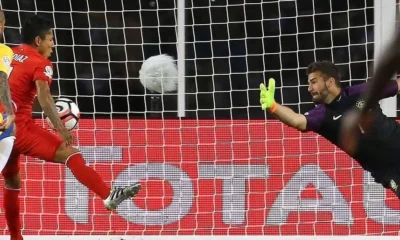 brasil-x-peru-e1728684283490 Ruidiaz usa a mão para marcar o gol do Peru contra o Brasil • Jim Rogash / AFP