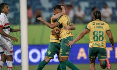 bruno-alves-cuiaba-sao-paulo-brasileirao-e1728173056546 Bruno Alves comemora o primeiro gol do Cuiabá sobre o São Paulo • Flickr/Cuiabá