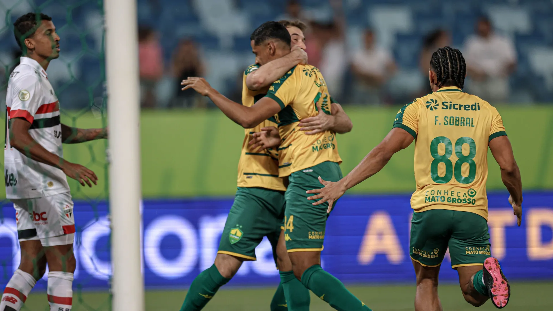 Com gol de bicicleta, Cuiabá supera o São Paulo e volta a vencer após um mês