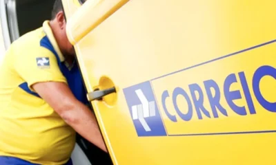 A seleção será para os cargos de agente dos correios, precisando somente de formação no ensino médio, e analista, necessária a formação superior, de acordo com o edital • Correios/Divulgação