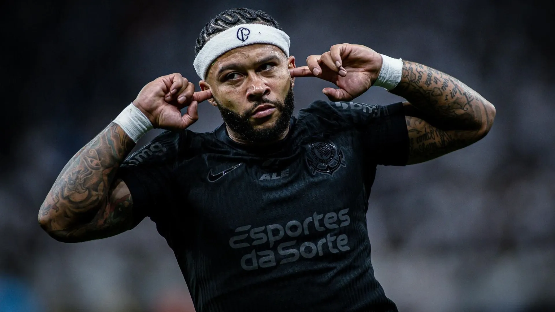 Depay quebra jejum de um mês e comanda passeio do Corinthians sobre o Vasco
