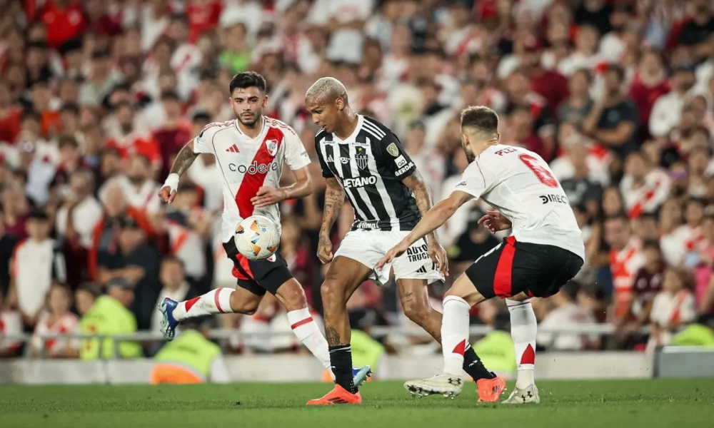 Deyverson disputa a jogada com dois adversários do River Plate • Pedro Souza / Atlético