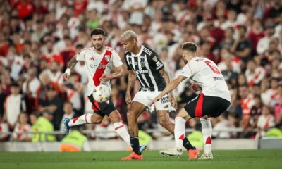 deyverson-e1730254741413 Deyverson disputa a jogada com dois adversários do River Plate • Pedro Souza / Atlético