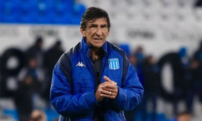 gustavo-costas-tecnico-racing-e1729874507139 Gustavo Costas, técnico do Racing, durante jogo da equipe • Twitter/Gustavo Costas