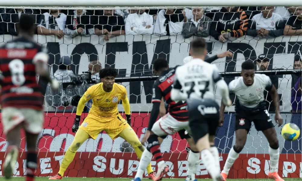 hugo-souza-goleiro-corinthians-flamengo.jpeg-e1729614350615 Goleiro Hugo em jogo entre Corinthians e Flamengo na Neo Química Arena pela Copa do Brasil • Agência Corinthians