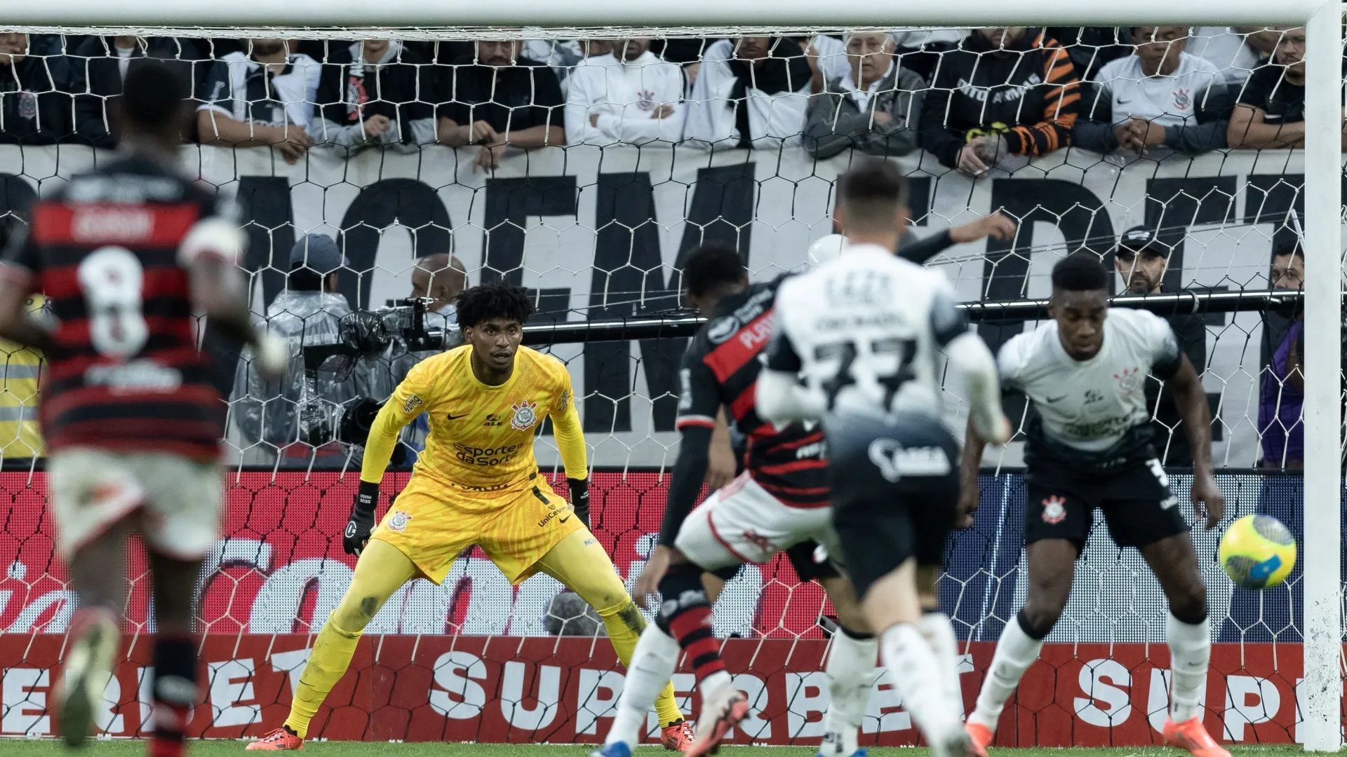 Corinthians paga multa por ter escalado Hugo Souza contra Flamengo; veja valores