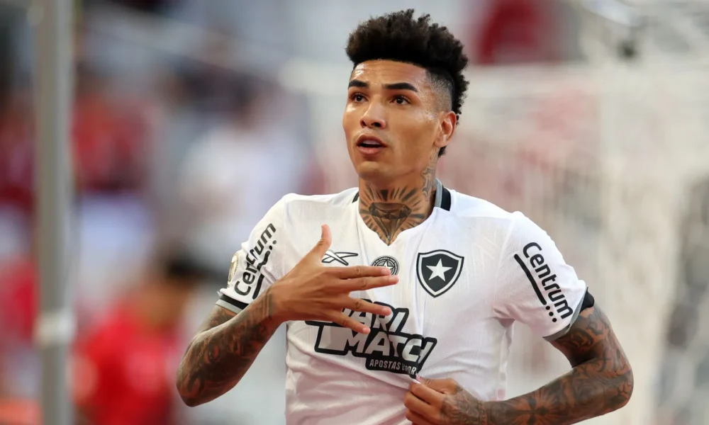 igor-jesus-botafogo-athletico-pr-brasileiro-e1728159703920 Igor Jesus comemorando gol pelo Botafogo contra o Athletico-PR na 29ª rodada do Campeonato Brasileiro • Vítor Silva/Botafogo