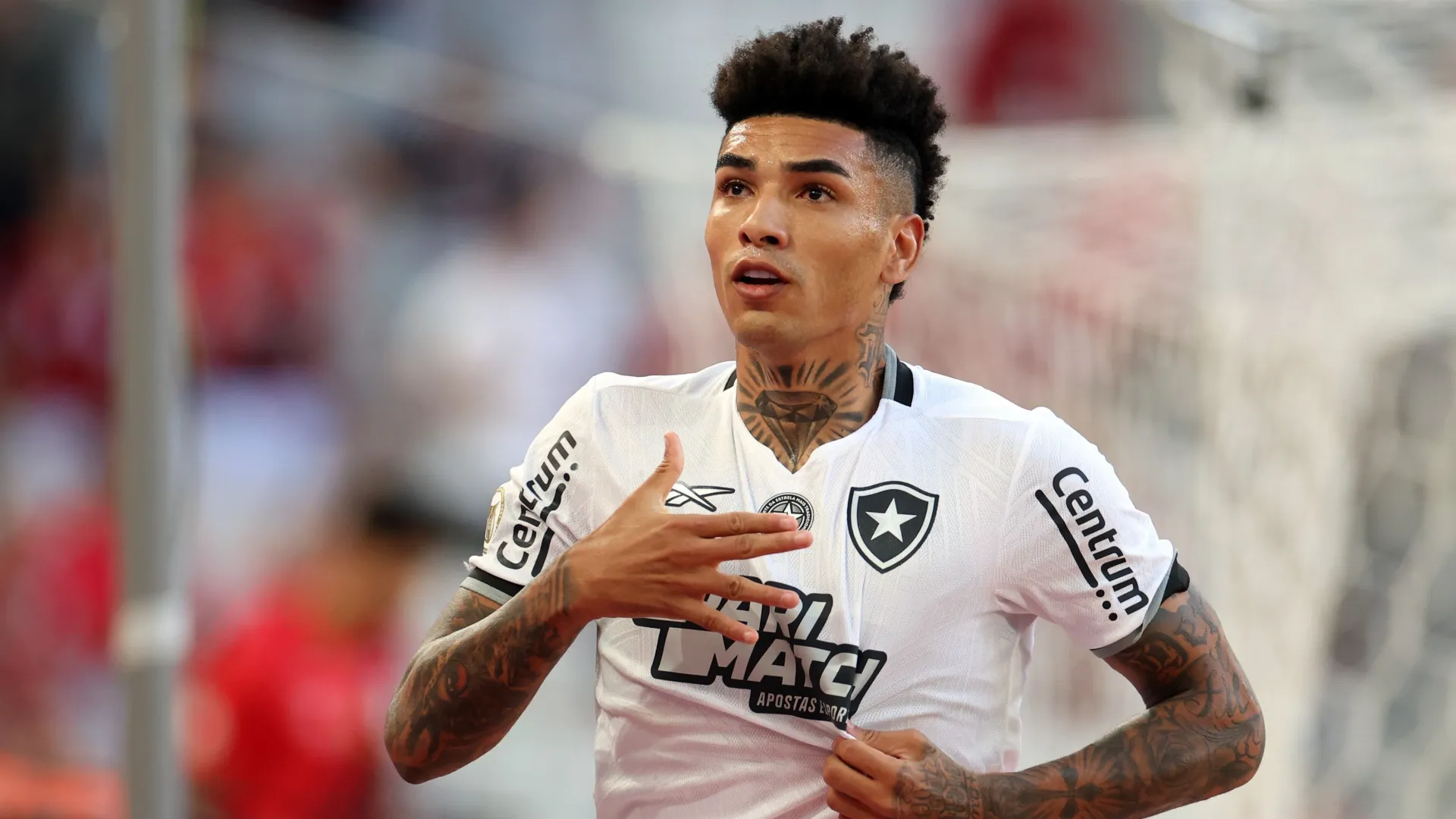 Botafogo vence Athletico-PR e mantém liderança do Brasileirão