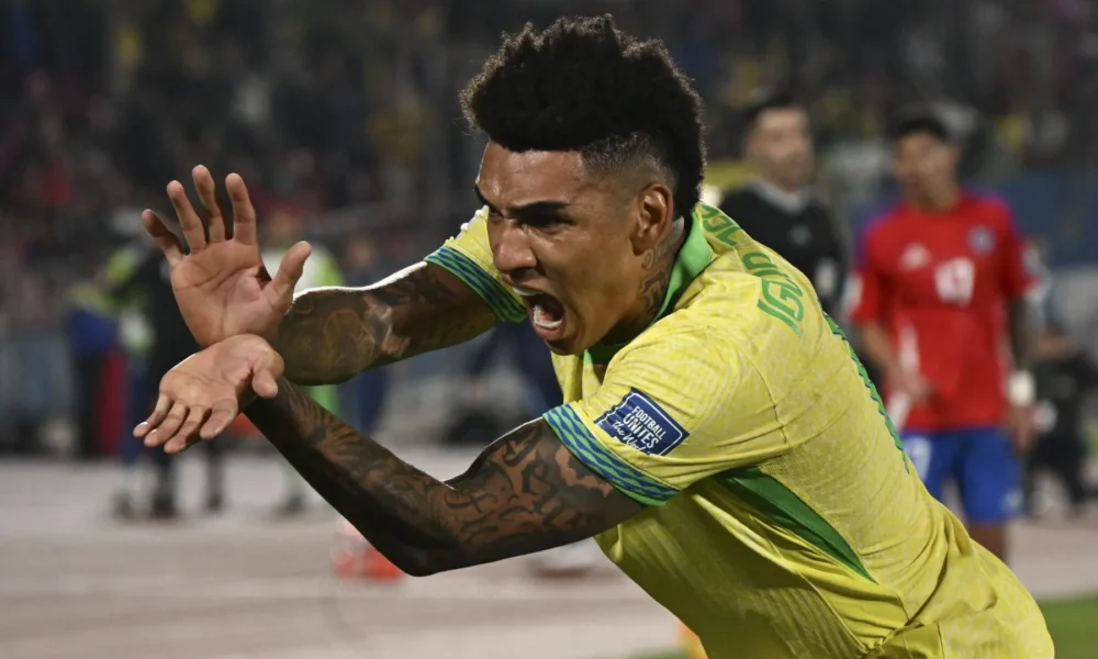igor-jesus-brasil-chile-e1728608729292 Igor Jesus comemora o gol que marcou em sua estreia pela Seleção Brasileira • Reprodução/X Conmebol