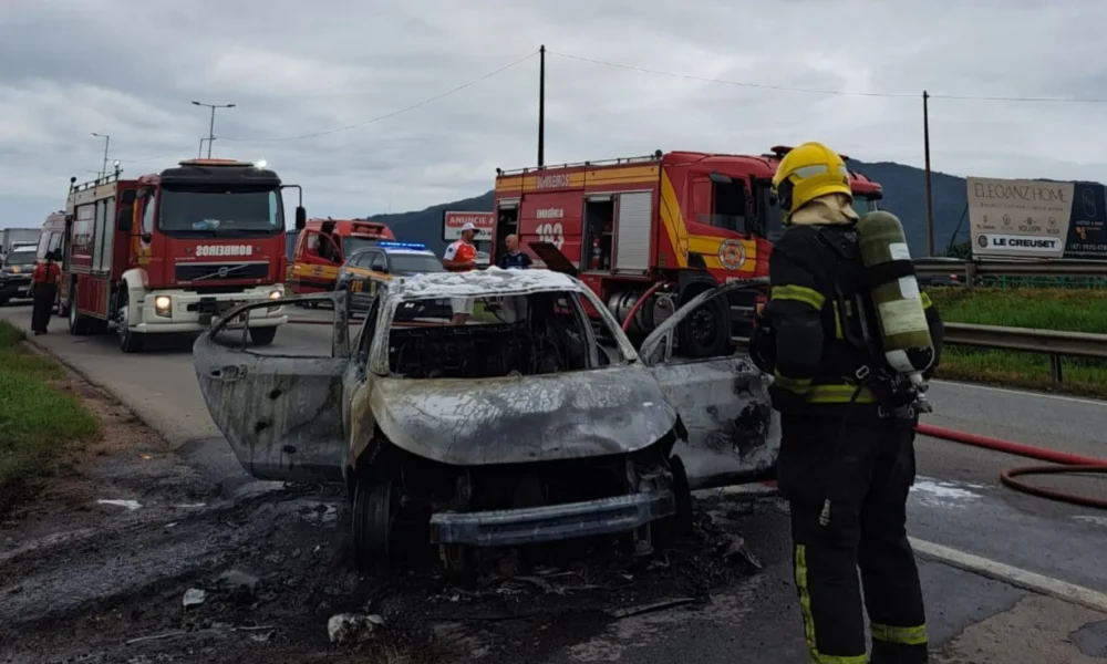 Carros foram incendiados e barricadas foram criadas com entulho e pneus em estradas nas cidades próximas da capital. • Corpo de Bombeiros de Santa Catarina