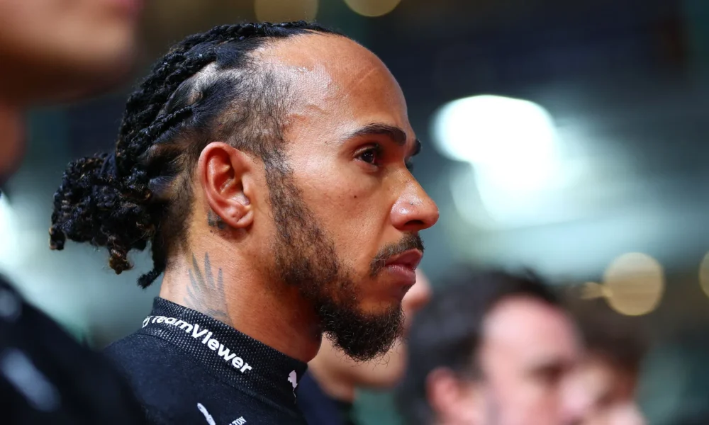 lewis-hamilton_gp-de-singapura_2024 Lewis Hamilton observa o grid antes do GP de Singapura • Clive Rose - Formula 1/Formula 1 via Getty Images