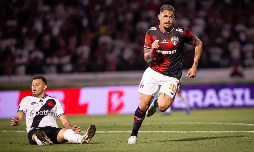 luciano-vasco-e1729129355401 Luciano marca primeiro gol do jogo • Reprodução/X/Brasileirao - Victor Froes/Agência F8/Gazeta Press